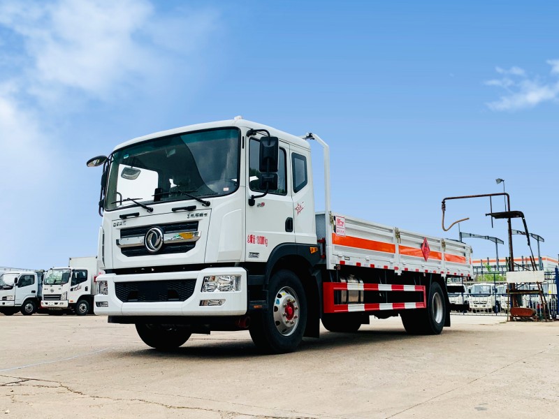 東風6.8米D9氣瓶運輸車