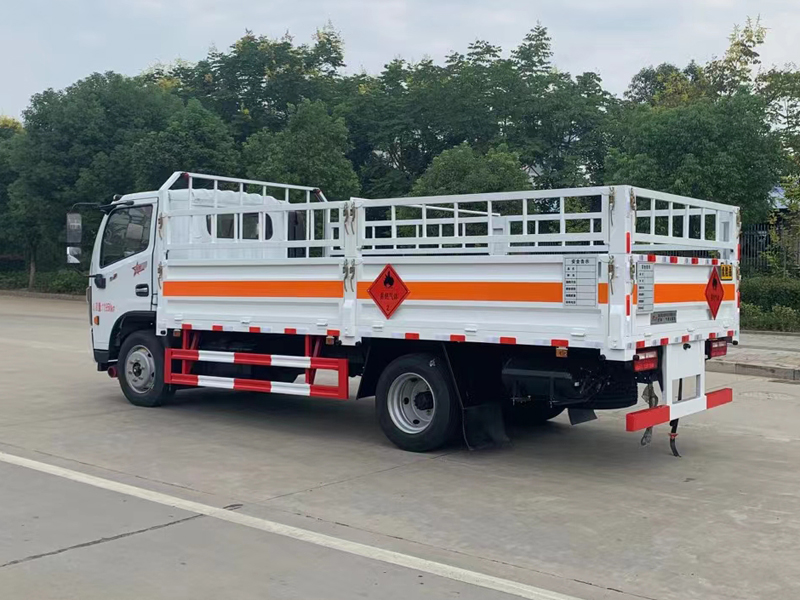 東風(fēng)5.2米氣瓶運輸車