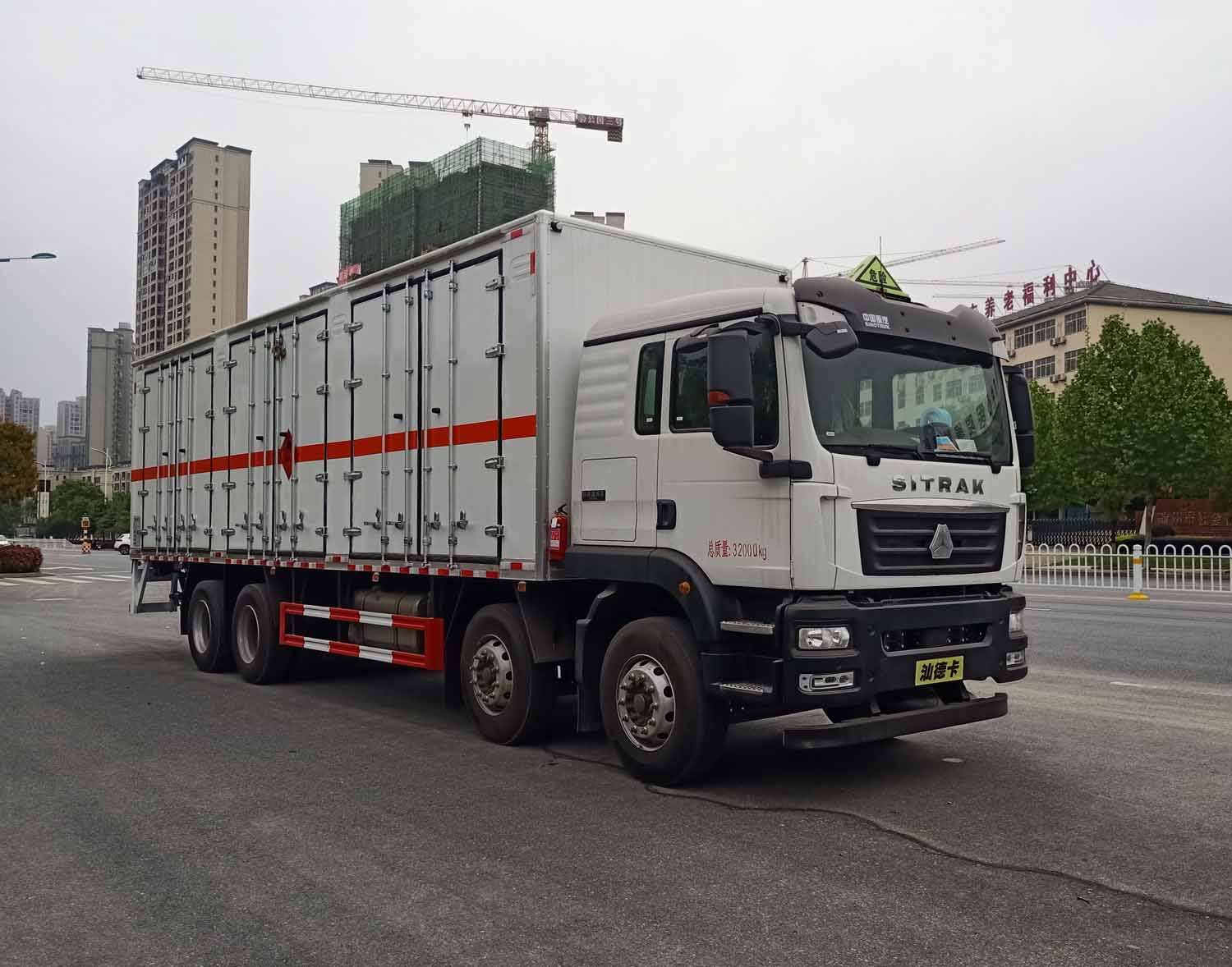 重汽汕德卡9米6易燃氣體廂式運輸車