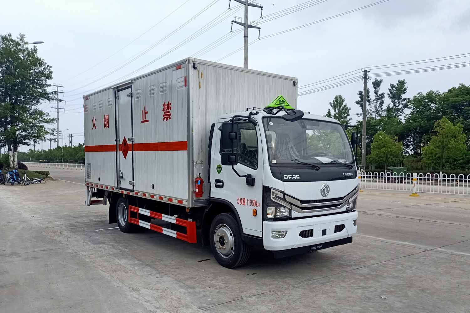 東風多利卡5米2易燃氣體廂式運輸車
