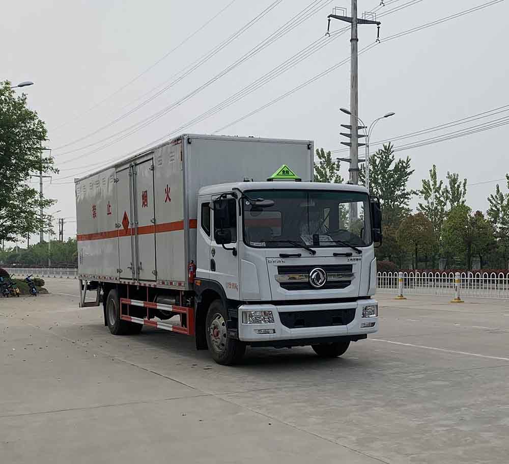 東風D9 7米6易燃氣體廂式運輸車