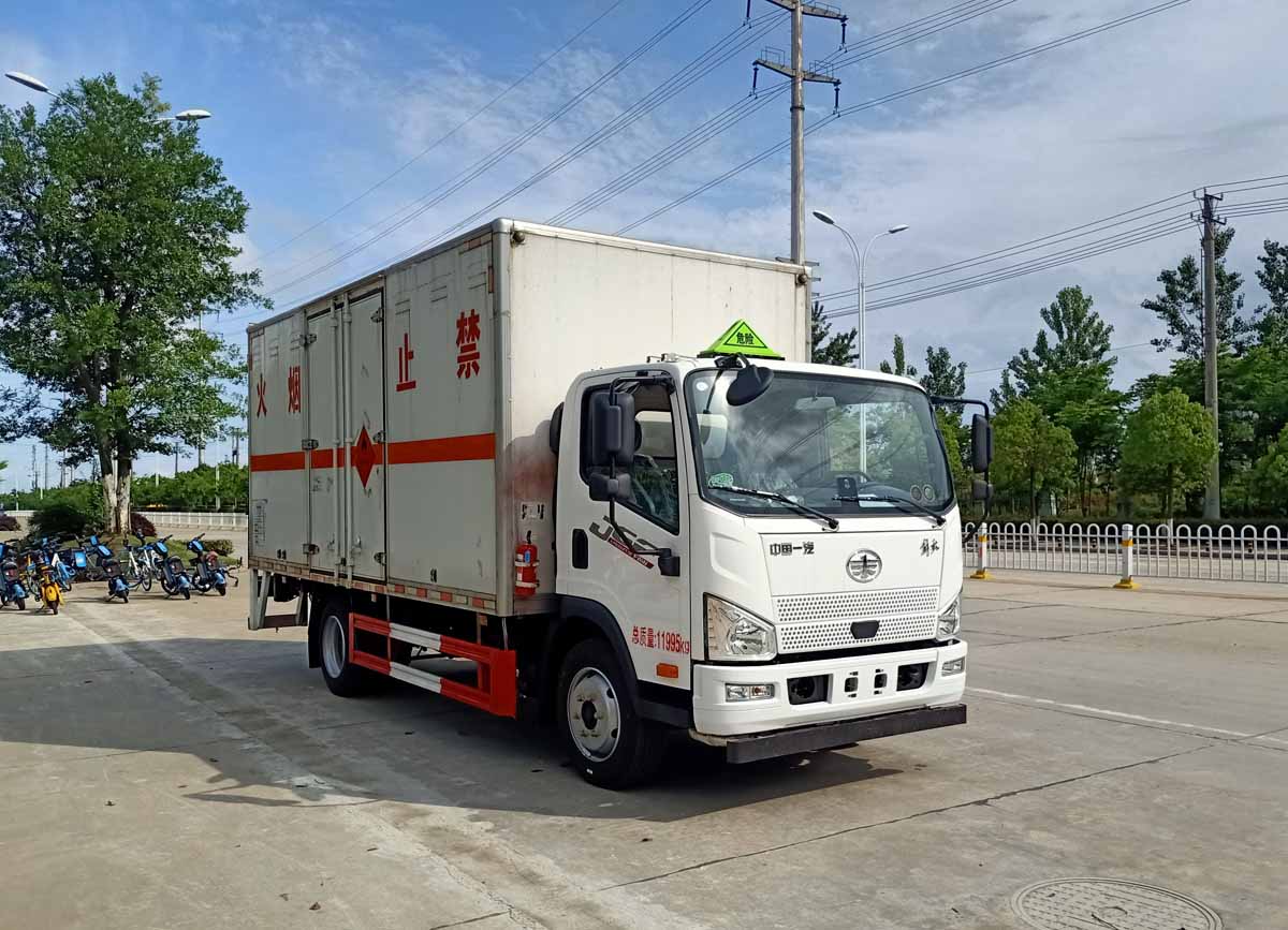 解放J6F5米2易燃氣體廂式運輸車