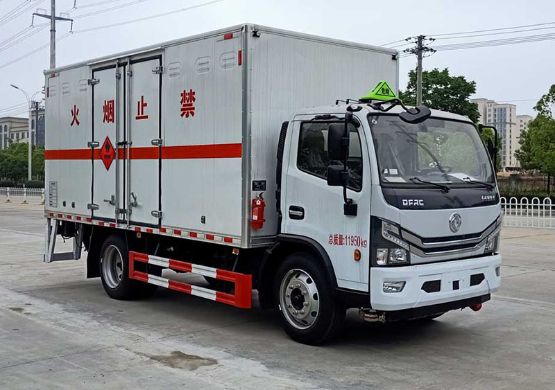 東風多利卡5米2易燃液體廂式運輸車