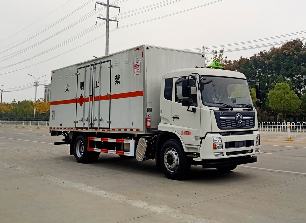 東風天錦6米8易燃液體廂式運輸車