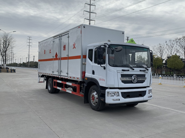 東風D9 7米6易燃液體廂式運輸車