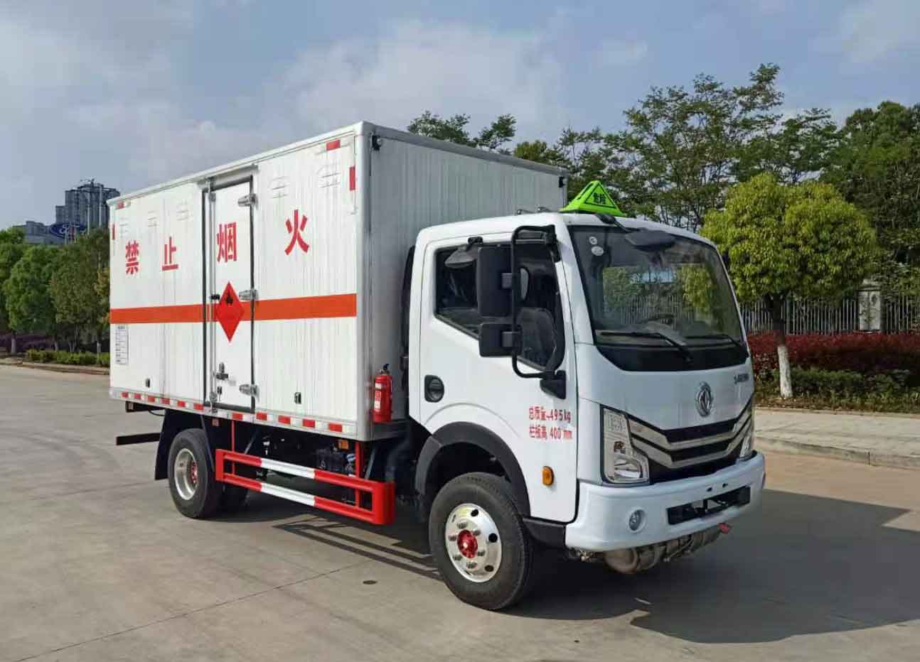東風多利卡4米1易燃液體廂式運輸車