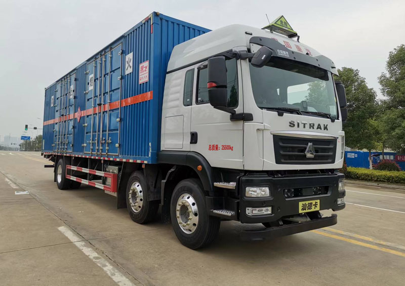 重汽汕德卡9米6易燃液體廂式運輸車