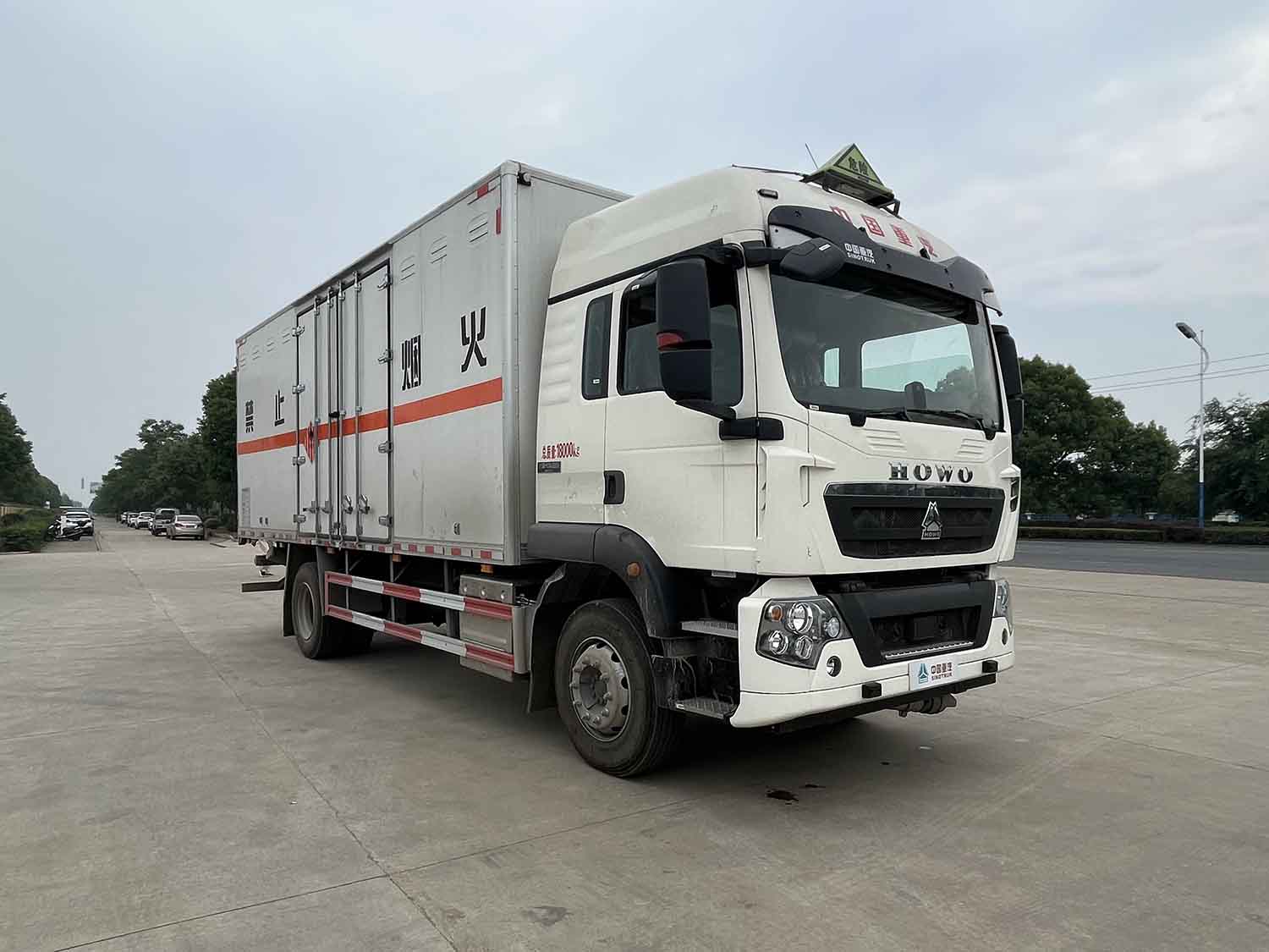 重汽豪沃7米易燃固體廂式運輸車