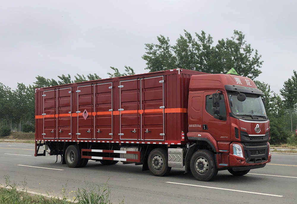 柳汽乘龍9米6易燃固體廂式運輸車