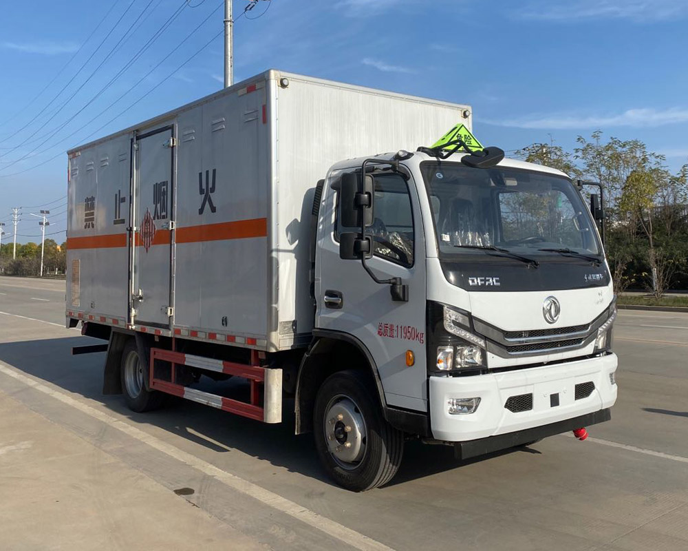東風多利卡5米1易燃固體廂式運輸車