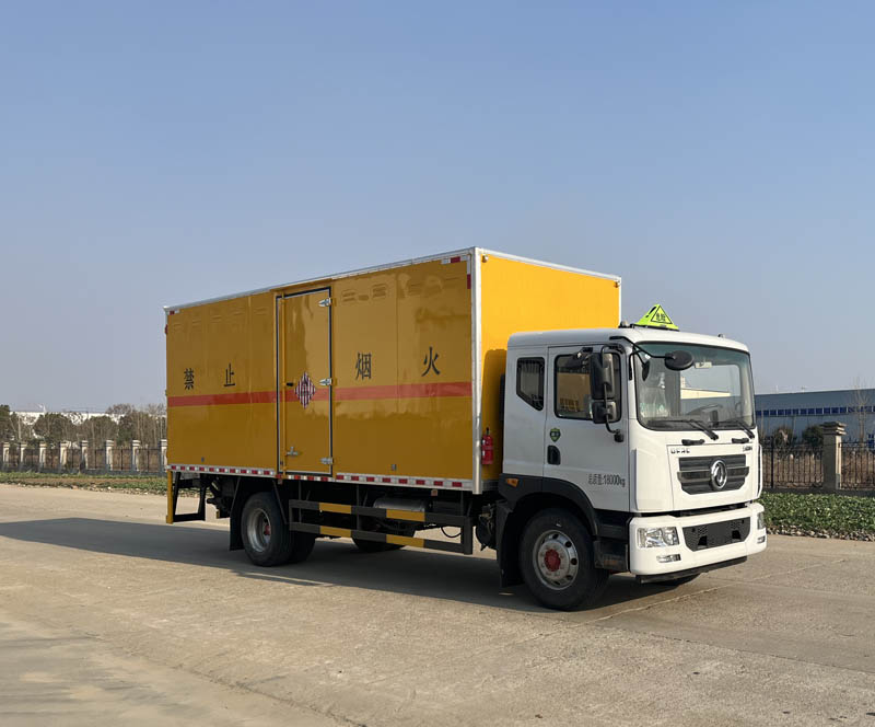 東風D9 6米8易燃固體廂式運輸車