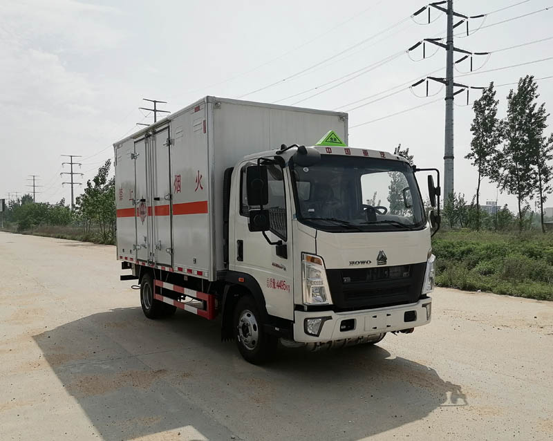 重汽豪沃4米1易燃固體廂式運輸車