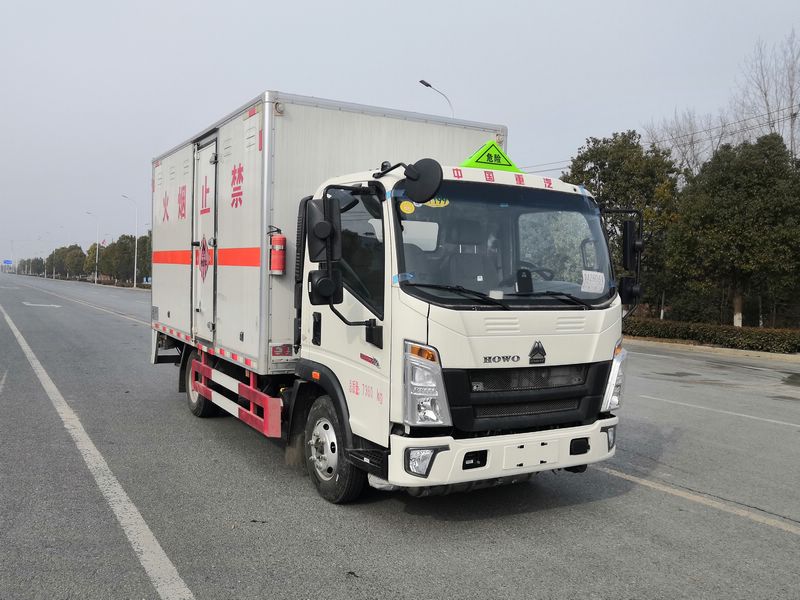 重汽豪沃4米1易燃固體廂式運輸車