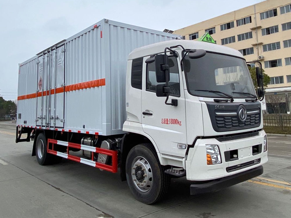 東風天錦6米8易燃固體廂式運輸車
