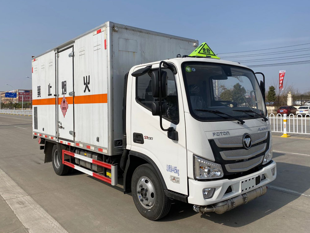 福田歐馬可4米2易燃固體廂式運輸車