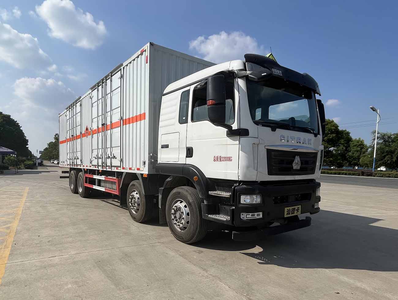 重汽汕德卡9米6易燃固體廂式運輸車