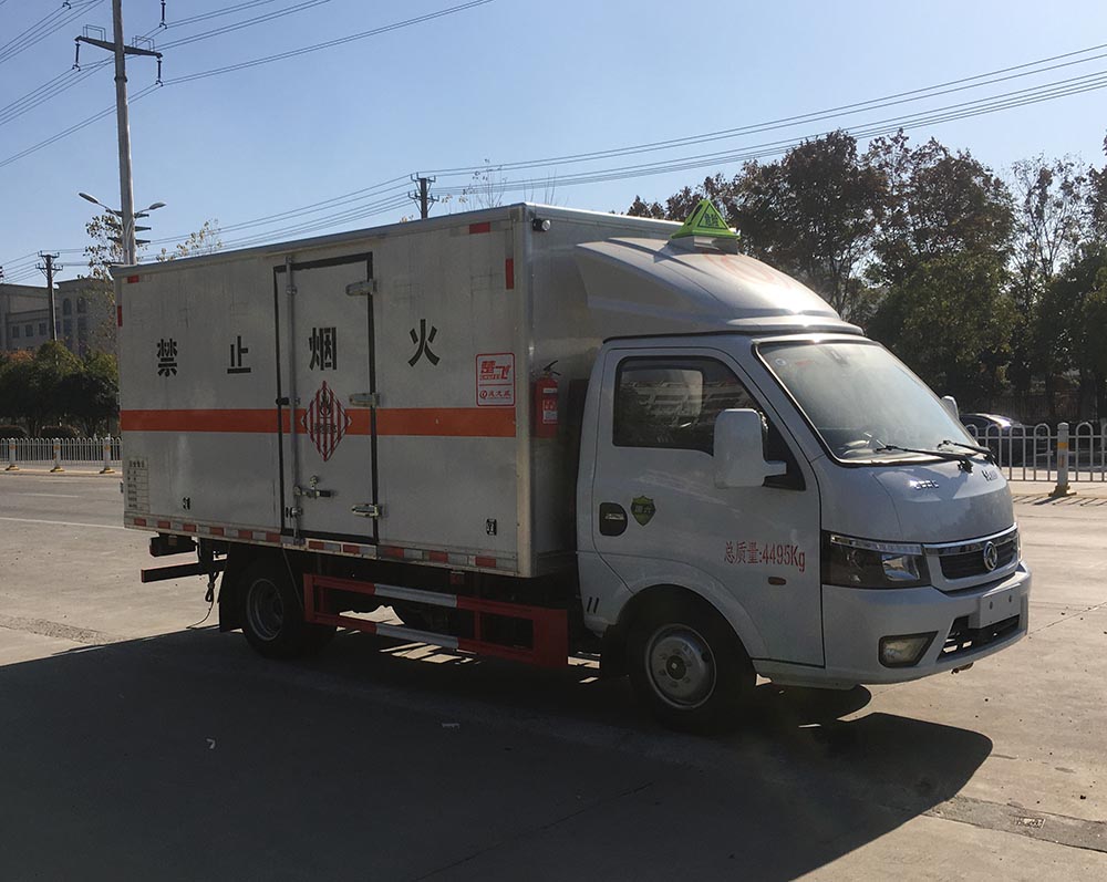 東風途逸3米8易燃固體廂式運輸車