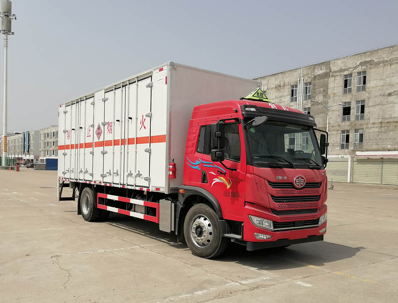 解放6米8易燃固體廂式運輸車