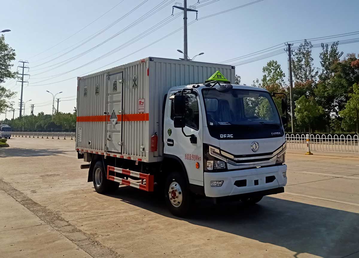 東風多利卡4米2雜項危險物品廂式運輸車