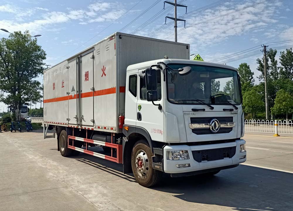 東風D9 6米8雜項危險物品廂式運輸車