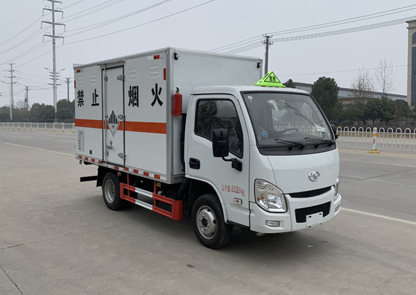 上汽躍進3米3雜項危險物品廂式運輸車