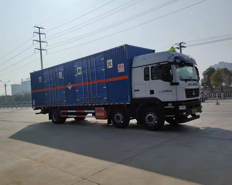 重汽汕德卡9米6雜項危險物品廂式運輸車