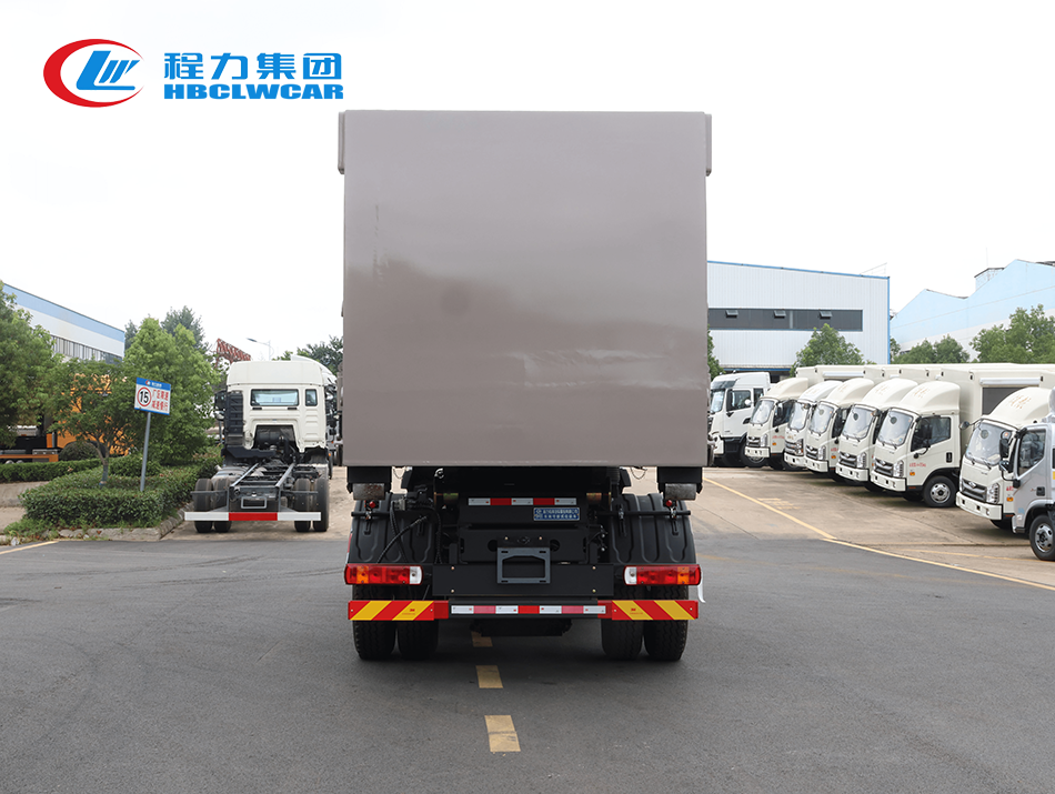 福田領航ES7勾臂垃圾車