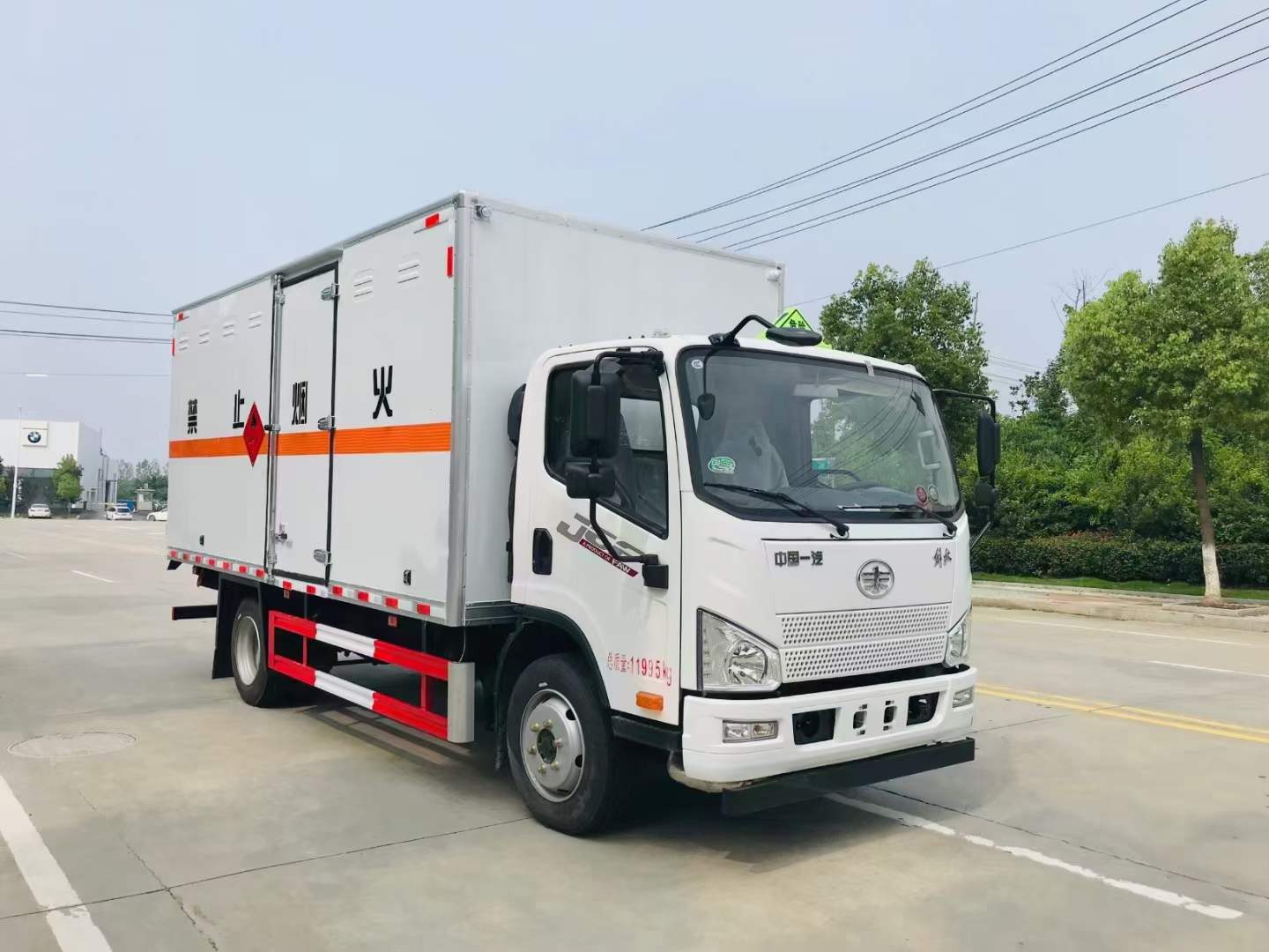 解放J6F 5米2易燃液體廂式運輸車